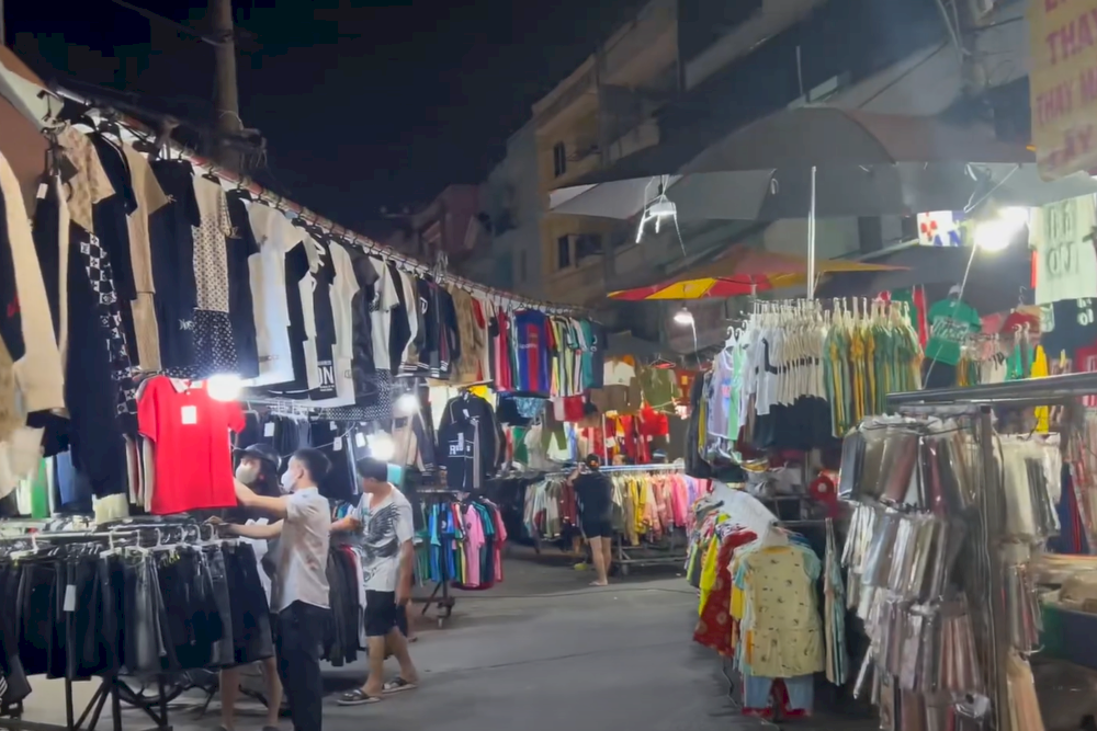 在 Ba Hom 夜市，您可以在熙熙攘攘的人群中盡情選購時尚的服飾。